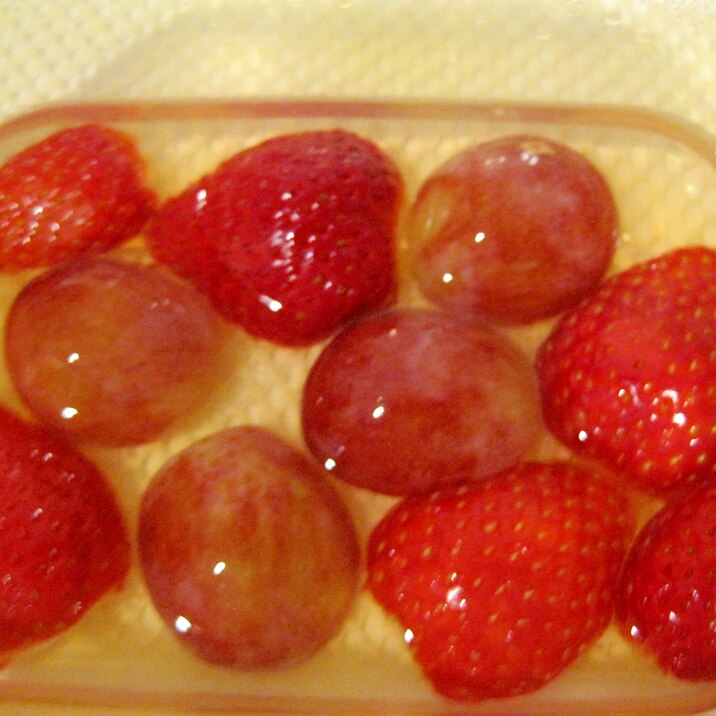 苺とぶどうのピクルス